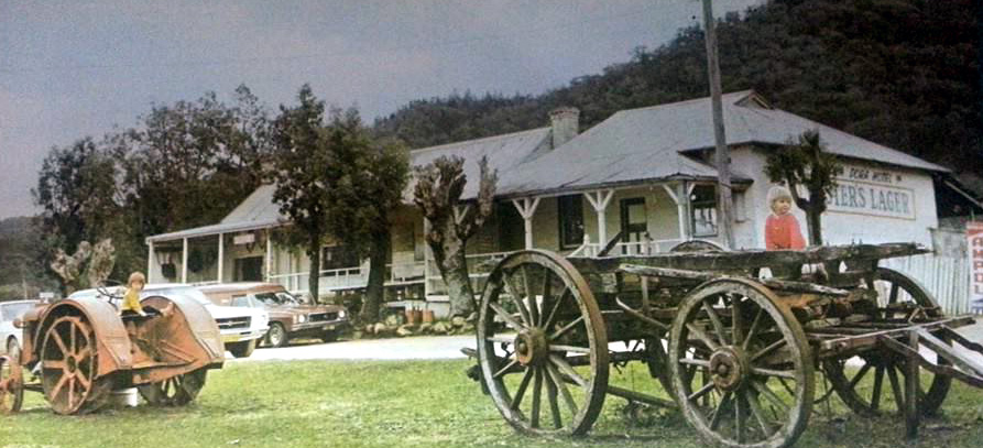 Vale: The Dora Dora Hotel, Talmalmo